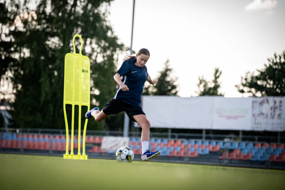 Trening techniki piłkarskiej i finalizacji w Akademii NEXT Level