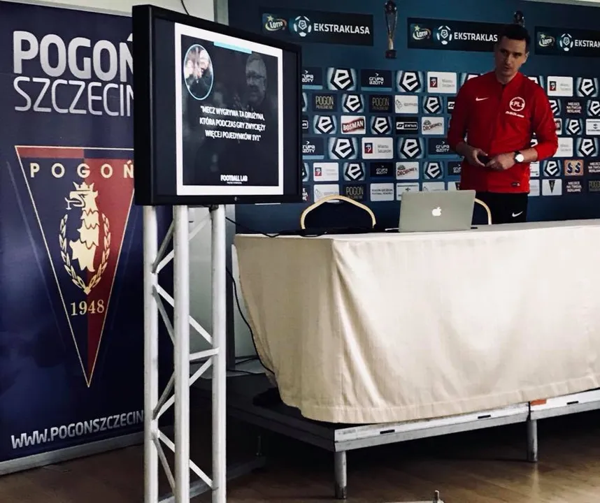 Mariusz Paszkowski podczas szkolenia z Pogonią Szczecin