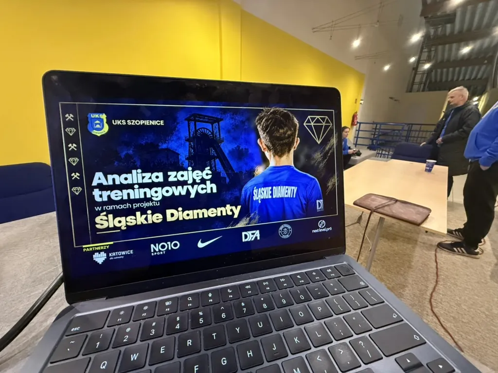 Laptop z prezentacją analizy zajęć Śląskich Diamentów podczas spotkania kadry